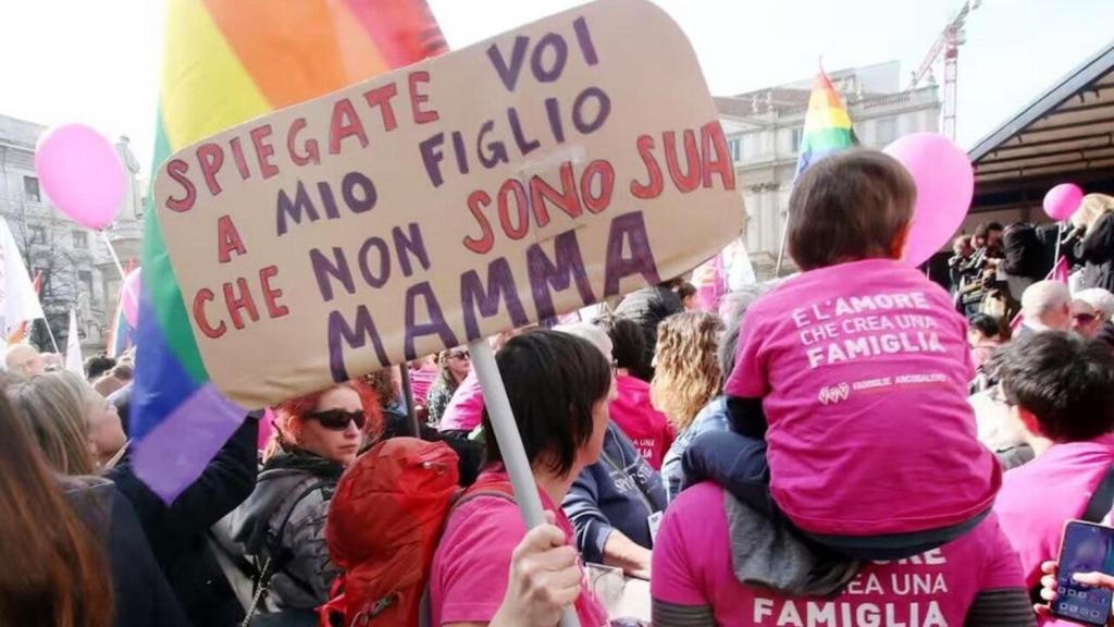 Familias homoparentales denuncian el ataque de Meloni en Italia: «Irá a más»